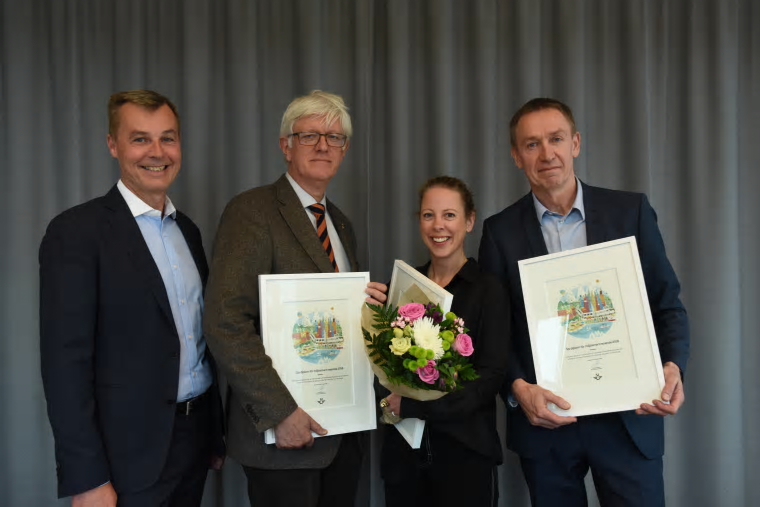 SJs vd Crister Fritzson (längst till vänster) delade ut miljödiplomen till Johan Carlson, generaldirektör Folkhälsomyndigheten, Sofie Saberski, marknadschef Naturkompaniet och Hans Torin, vd Combitech.
