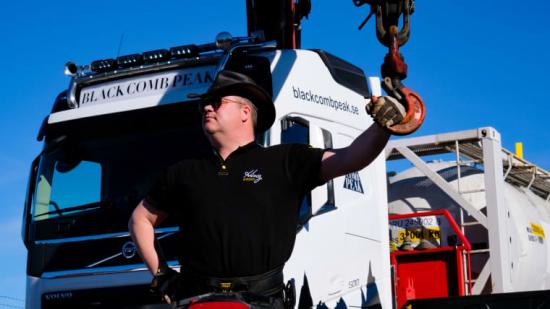Kranföraren Peter Nystadius framför sin Volvo FH 500.