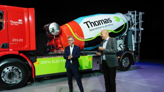 På bilden från vänster: Roger Alm vd Volvo Lastvagnar, Hans Karlander vd Thomas Concrete Group.