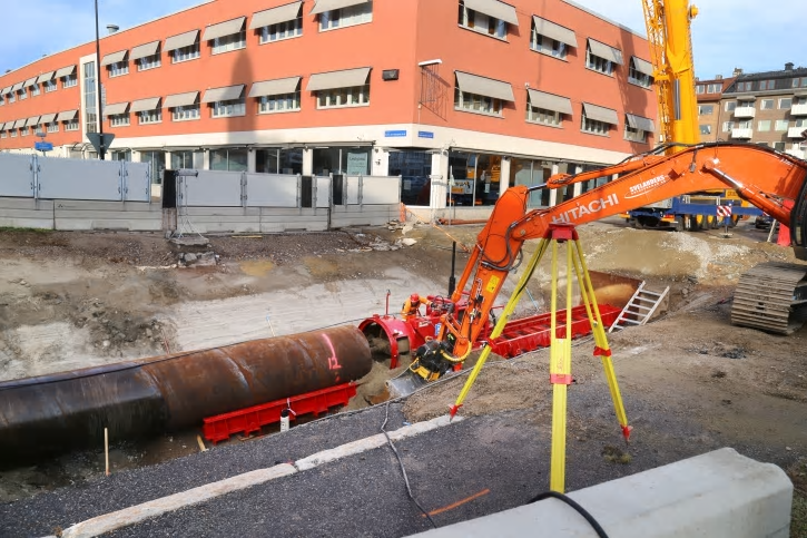 Förberedelser inför borrning under järnvägen vid Nybrogatan.