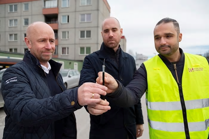 Pär Erlandsson, Prysmian Group, Erik Kjörling, Elektroskandia och Kia Nouralvara, Botkyrka Stadsnät, med den nya fiberkabeln Slender.
