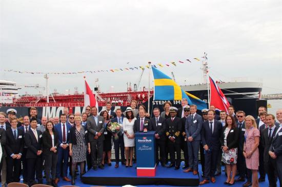 Alla gästerna samlade i samband med dopceremonin.