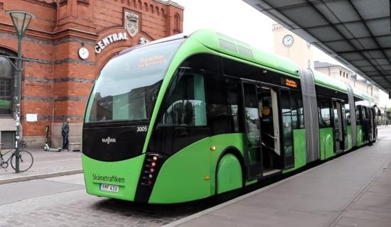 Resandet med kollektivtrafik i Skåne har närapå halverats.