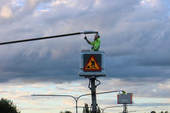ONE Nordic ska sköta drift och underhåll av den offentliga belysningen i Kalmar län. Den offentliga belysningen omfattar cirka 10 000 ljuspunkter som lyser upp gator, vägar, gångvägar, cykelvägar, tunnlar, anläggningar och parker.