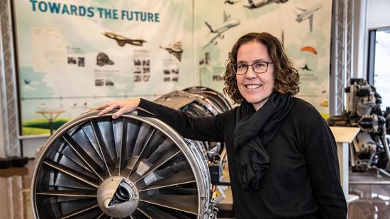 Eva Wikman, Head of Airworthiness på GKN Aerospace framför en RM12-motor.