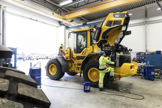 För att maximera produktionen är motorhuven elektroniskt styrd och ger åtkomst från marknivå till grupperade servicepunkter och kylare, vilket gör att daglig service kan utföras snabbt och säkert.