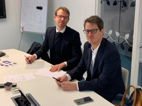 Till vänster syns Christoffer Kednert, Distriktschef på Struktons Projekt &Ouml;st. Till höger syns Struktons vd Johan Oscarsson.