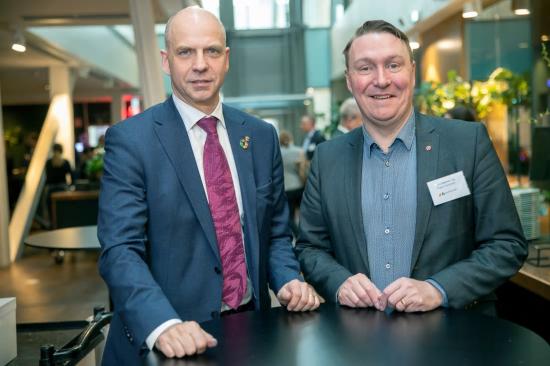 Johan &Ouml;rjes (C), regionråd Region Uppsala och ordförande i Mälardalsrådets arbetsgrupp för internationell tillgänglighet och konkurrenskraft och Jen Sjöström, (S), oppositionsregionråd Region Stockholm och vice ordförande i Mälardalsrådets arbetsgrupp för internationell tillgänglighet och konkurrenskraft.