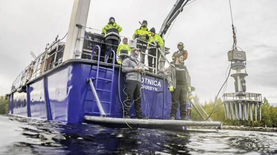 Med hjälp av forskningsfartyget RV Botnica sattes drygt 500 SPEARS ut på tre olika testområden med olika bottenkvalitet.