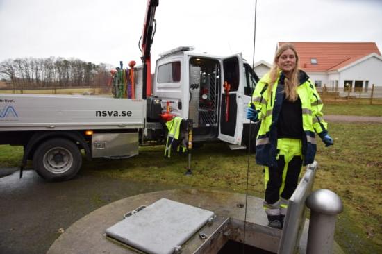 Laura Karlsson, drifttekniker på avdelning Avloppsrening, ute på uppdrag. Nu kan du också bli en del av vårt glada gäng på NSVA- vi söker flera nya medarbetare. Läs mer på vår karriärsida, jobb.nsva.se