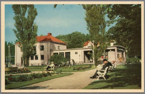 Lindesbergs station under 1940-talet. Bilden illustrerar hur många järnvägsstationer såg ut före nedmonteringen av trädgårdsanläggningarna som inleddes på 1950-talet.