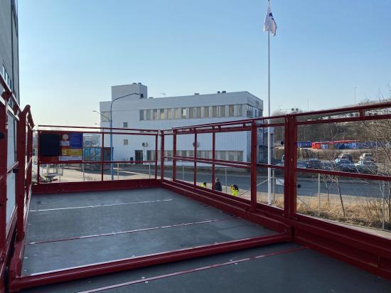Arbetsplattformen är hela 6,15 meter lång och 2,4 meter bred. Ett hydrauliskt utskjut möjliggör ytterligare 2,25 meter på längden om det behövs. Maxvikten är hela 900kg.