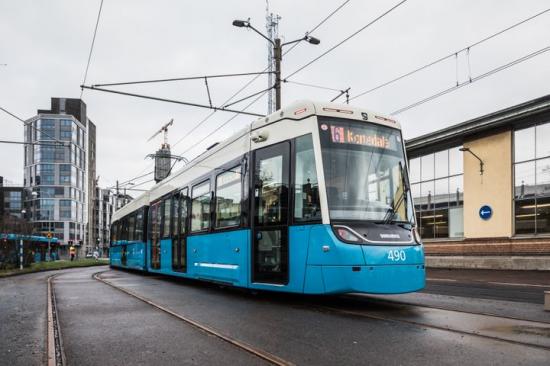 Med förlängda hållplatser kan Västtrafik köra med längre spårvagnar och därmed öka kapaciteten.