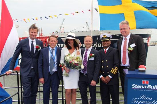Från vänster: Henk Roskamp, Managing Director RVB Shipbrokers, Frank Verbunt, gudmors make, gudmor Trijntje Margaretha Oosters från RVB Shipbrokers, Johnny Schmolker, Deputy Managing Director Stena Weco, Master of Stena Impeccable Vinay Singh, kapten på Stena Impeccable, Erik Hånell, President & CEO Stena Bulk.
