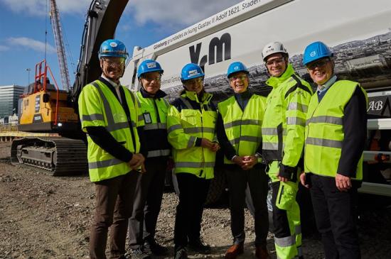 Magnus Persson, VD VSM, Kenneth Nilsson, affärsområdeschef NCC Infrastructure, Ylva Lageson Head of Development and Operations Services NCC, Martin Lundstedt, VD Volvo Group, Mathias Cederblad VD Samgräv, Roger Alm VD Volvo Lastvagnar. Fotograf Joakim Kröger.