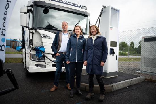 Joacim Jäger, vd på Börjessons Lastbilar, Jessica Björkquist, ansvarig e-mobility Scania Sverige, och Eva Kvist &Ouml;stgren, ABB, var med vid invigningen.