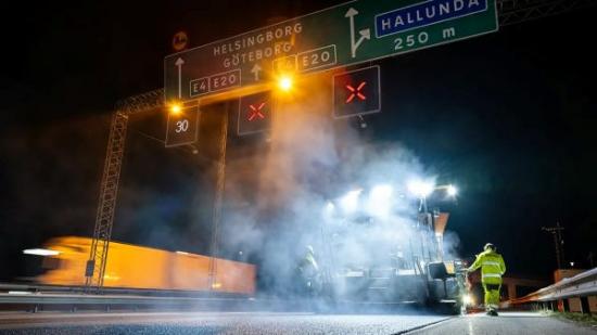 P&aring; E4 mellan trafikplatserna Fittja och Hallunda har Svevia lagt en 1,7 kilometer l&aring;ng str&auml;cka asfalt med asfalt d&auml;r en del av det fossila bindemedlet har ersatts med lignin &ndash; en produkt fr&aring;n skogsindustrin.