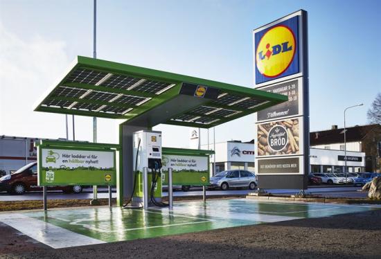 Lidl tänker bli Sveriges mest hållbara butikskedja och satsar på laddning av elfordon med hjälp av ABB:s snabbladare.