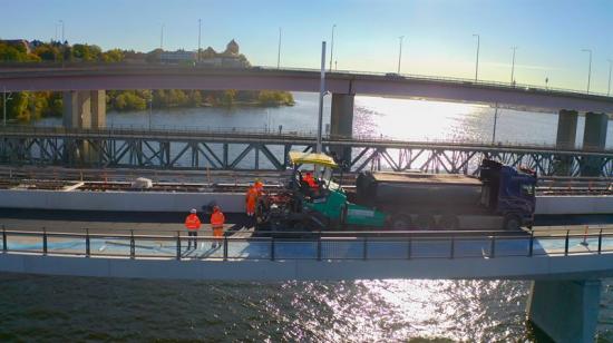 Lilla Lidingöbron får ny asfalt.