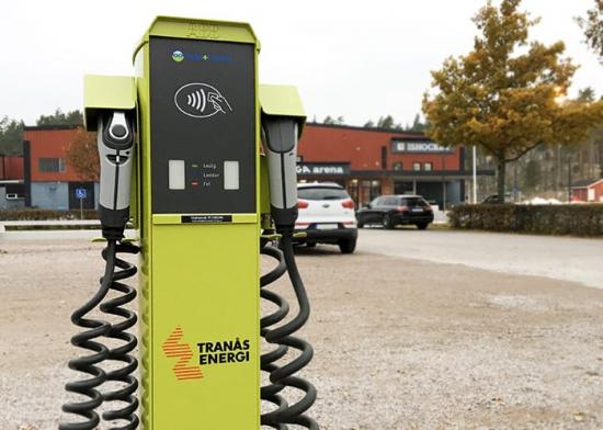 Tranås Energi har laddstolpar för elfordon på flera platser i Tranås. Snart byggs infrastruktur för laddning även i Ydre.