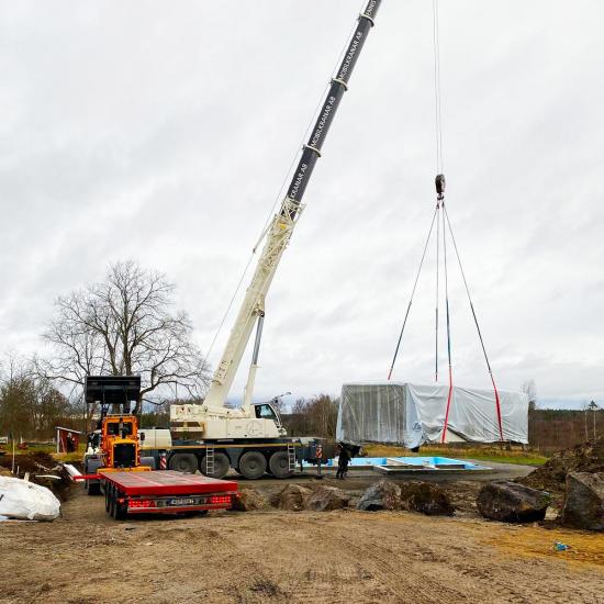 På uppdrag av OBOS och Smålandsvillan transporterat Wester’s Group in en ny villa till montageplatsen i Segersäng med hjälp av hjullastare och kärra för att klara de trånga passagerna!