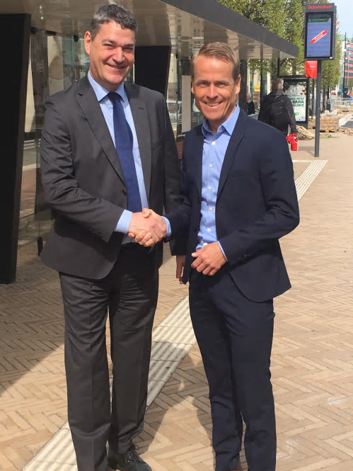 Johan &Aring;lander, Arriva och Linus Eriksson, Skånetrafiken tar i hand i ett av de 20 nya väderskydden för HelsingborgsExpressen.