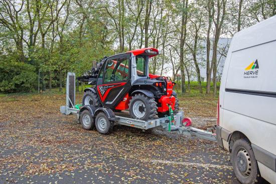 ULM – Ultra Light Manitou, men också ultra lätt manövrering. Med en bredd på blott 1,49 meter och en vikt under tre ton så kör de nya teleskoplastarna utan problem upp på en 3,5 tons trailer.