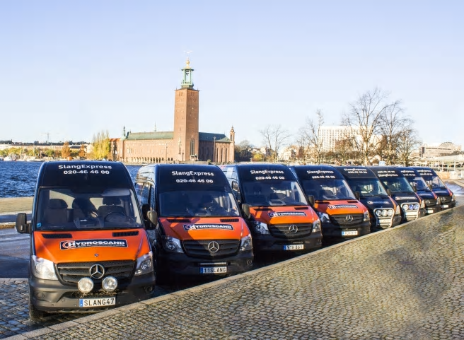 SlangExpress åtta servicebussar i Stockholm samlas för ett uppstartsmöte.