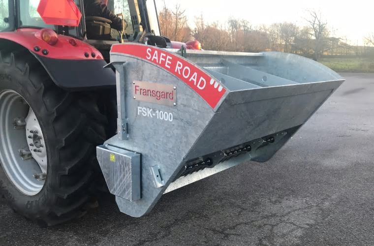 Fransgård FSK-1000 självlastande hydrauldriven sandspridarskopa.