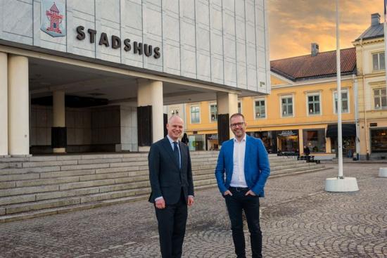 Urban Granström, kommunstyrelsens ordförande i Nyköping med Dieter Sand, VD och Koncernchef Arlandastad Group framför Stadshuset i Nyköping.