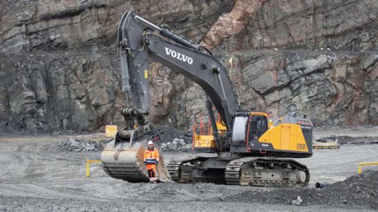 Den första Volvo EC950F i Sverige – Volvos största grävmaskin – har levererats till Rutqvists Schakt som arbetar i Aitik.