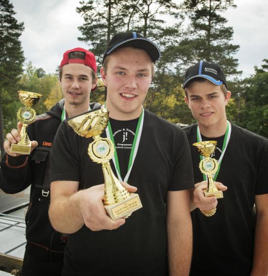 Till vänster i bild står andrapristagaren Linus &Aring;berg från Bollnäs. Linus går på Staffangymnasiet i Söderhamn. I mitten har vi dagens segrare Dennis Blom från Jämtlands Gymnasium. Till höger har vi tredjepristagaren Elias Eriksson också han från Jämtlands Gymnasium i &Ouml;stersund.