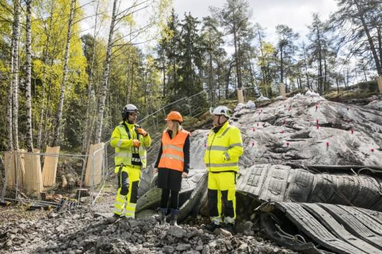 Miljöborgarrådet Katarina Luhr pratar med de ansvariga från entreprenören YIT efter den första sprängningen för nya avloppstunneln.